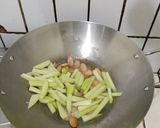 Foto langkah ke 2 dari resep Oseng Sosis Labu Siam.