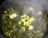 Foto del paso 1 de la receta: Acelgas con cebolla y aguacate