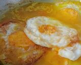 Foto langkah ke 5 dari resep Telur Ceplok Kuah Acar Kuning.