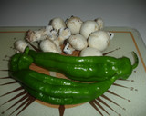 Foto del paso 1 de la receta: Pechuga revuelta con pimientos verdes y champiñones