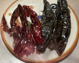Foto del paso 1 de la receta: Salsa Roja estilo @Jauregrill con chiles pasilla 🌶️ mirasol y jitomates 🍅