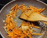 Foto langkah ke 3 dari resep Stir fried garlic scapes.