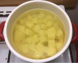 A picture of step 3 of Green beans with potatoes and eggs.