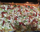 Foto del paso 5 de la receta: Coca de hojaldre con pollo picante, piquillos y queso fresco