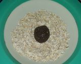 Foto langkah ke 4 dari resep Choco Peanut Oat Balls with Blueberry Jam.