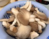 Hình bước làm 1 của món Nấm Hấp Lá Chanh Chay