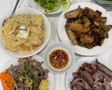 Hình bước làm 3 của món Cơm nhà với cá hồi sốt kem hành tây khoai tây nấm đùi gà, cánh gà khúc giữa cà tím bỏ lò nướng