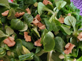 Ensalada de canónigos con aguacate, queso fresco y mermelada de naranja