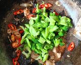 Foto langkah ke 4 dari resep Brokoli cah ayam.
