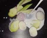 รูปขั้นตอนการทำที่ 2 ของ ต้มข่าไก่ (Thai Chicken Coconut Soup)
