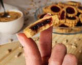 Foto del paso 10 de la receta: 😍Galletitas de mantequilla de maní con jalea de frambuesa - Peanut butter & jelly cookies😍