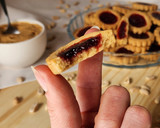 Foto del paso 10 de la receta: 😍Galletitas de mantequilla de maní con jalea de frambuesa - Peanut butter & jelly cookies😍