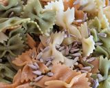 Foto del paso 8 de la receta: Ensalada de pasta con bonito, langostinos y frutas