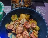 Foto langkah ke 8 dari resep Kuping Gajah Rainbow.