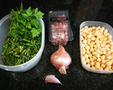 Foto del paso 1 de la receta: Garbanzos con espárragos silvestre, jamón curado y huevo