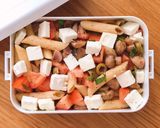 Hình bước làm 5 của món 💚 Salad Nui Ống, Nấm, Cà Chua, Olive & Fêta Healthy (Vegetarian)