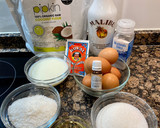 Foto del paso 1 de la receta Bizcocho esponjoso con harina de coco y glaseado de licor de coco
