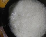 Foto del paso 1 de la receta: Fideos de arroz salteados con carne y verduras