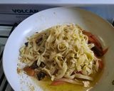 Foto del paso 5 de la receta: Fideos, hongos de pino, tomate y algo más