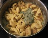 Foto del paso 4 de la receta: Tortelinis salsablanqueados, espinacosamente y co