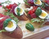 Pas rețetă Bruschetti cu mozzarella, roșii cherry și busuioc 4 fotografie