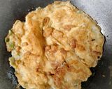 Foto langkah ke 3 dari resep Telur Dadar Bumbu Iris.
