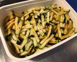 Une image de l'étape 3 de Frites de courgettes aux épices orientales et graines de lin.