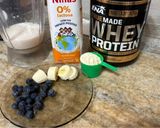 Foto del paso 1 de la receta: Licuado proteico de banana y arándanos