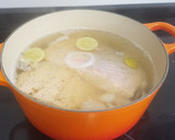 Foto del paso 2 de la receta: Salmón escalfado con patatas asadas y ensalada de col
