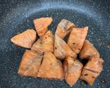 Hình bước làm 2 của món Cơm Trộn Rong Biển Cá Hồi Áp Chảo Cho Bé