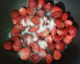 Foto langkah ke 2 dari resep Strawberry Sparkling.