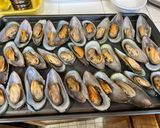 A picture of step 3 of Roasted Mussels with Garlic-Butter Crumbs.