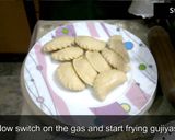 मावा गुजिया (Mawa Gujiya recipe in hindi) रेसिपी चरण 44 फोटो