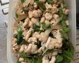รูปขั้นตอนการทำที่ 6 ของ อกไก่ผัดกะเพรา (ผัดน้ำ ปรุงน้อย)