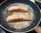 Foto langkah ke 4 dari resep Pan-fried Salmon sederhana, cepat, dan praktis.