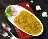 A picture of step 5 of Mushroom kaju masala.