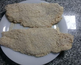 Foto del paso 2 de la receta: Milanesa de pescadilla a la napolitana