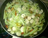 Foto langkah ke 3 dari resep Tumis waluh sosis.