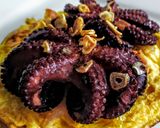 Foto del paso 1 de la receta: Pulpo a la plancha sobre tortilla de🍤langostinos...!