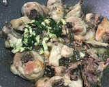 Foto del paso 1 de la receta: Pollo en fritada con ajos, perejil y huevo con puntillitas