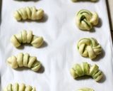 Foto langkah ke 5 dari resep Roti Manis Pandan soft Roll.