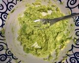Foto del paso 1 de la receta: Tostas caseras de guacamole con anchoas