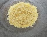 Foto langkah ke 4 dari resep Omelet Mie.