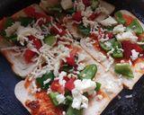 शेजवान चीज़ ब्रेड पिज़्ज़ा (Schezwan cheese bread pizza recipe in Hindi) रेसिपी चरण 2 फोटो