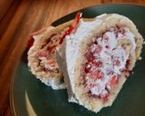 Bombasztikus epres piskótatekercs recept fázis 8 fotója