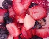 Foto del paso 5 de la receta: Frutillas en ensalada de frutas..