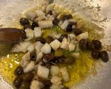 Foto del passaggio 2 della ricetta Spaghetti in padella 77 olive e baccalà
