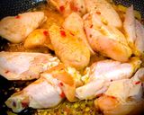 Hình bước làm 3 của món Canh Chua Gà Rau Củ Malaysia