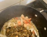 A picture of step 3 of Creamy seafood pasta.