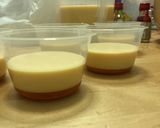 Gambar langkah 10 resipi Puding Caramel dalam bekas plastic.
